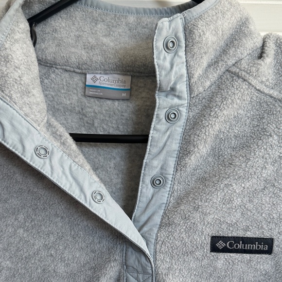 Columbia women’s 3/4 button Gray Sweatshirt - Picture 2 of 4